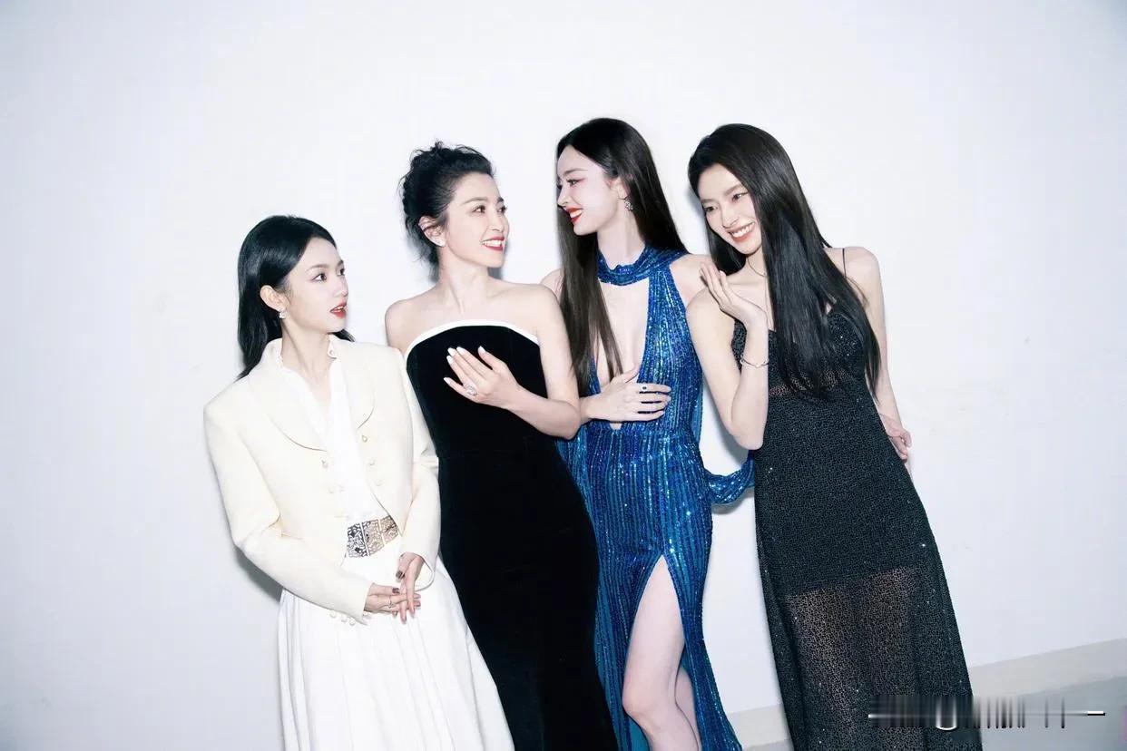 背景一面白墙，只因主图太强，这颜值这身材啥背景都配不上根本配不上[捂脸]