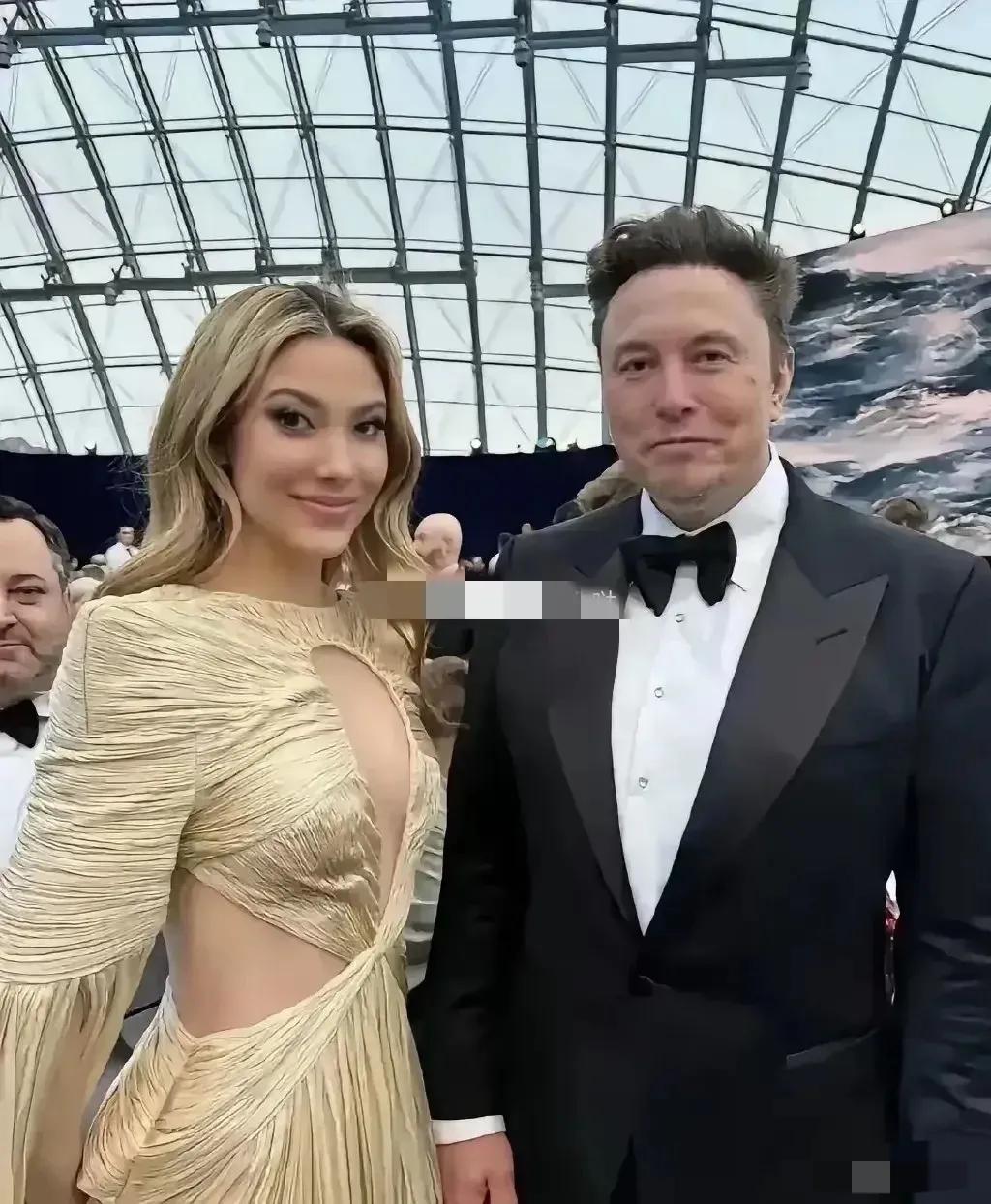 谷爱凌把马斯克都整尴尬了。这1个细节就能看出来。

这是谷爱凌和马斯克的一张合影