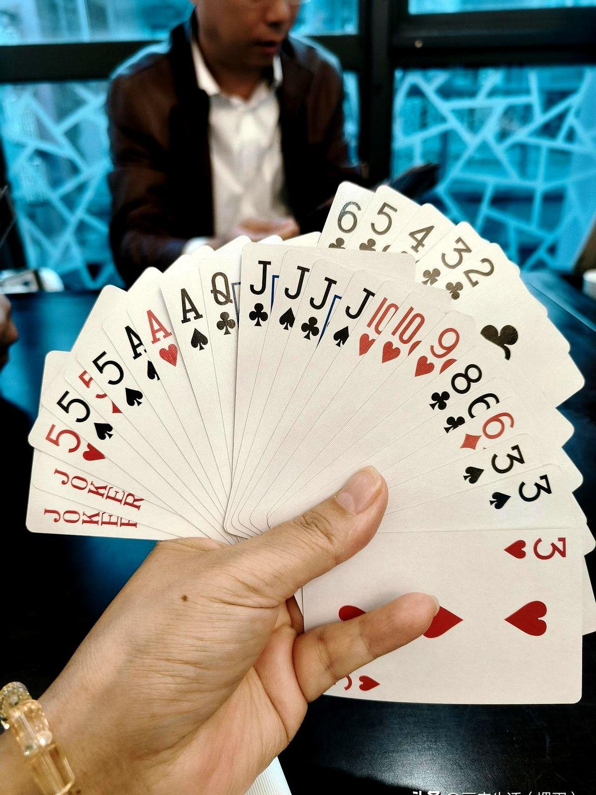 掼蛋打5阶段，怎么还牌能赢得更稳？

很多时候，一次小小的还牌选择，能让你掌控整