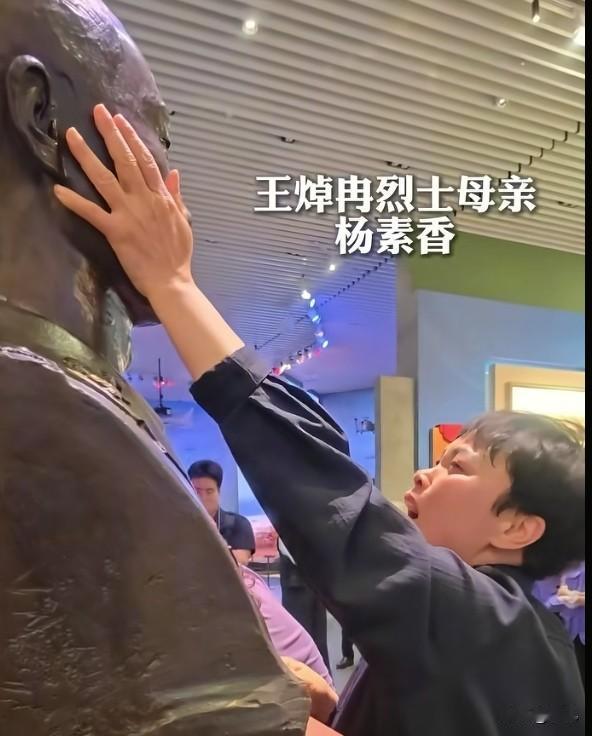泪目！三名女子到中国人民革命军事博物馆参观，而在看到3位烈士雕像时，三个人当场就