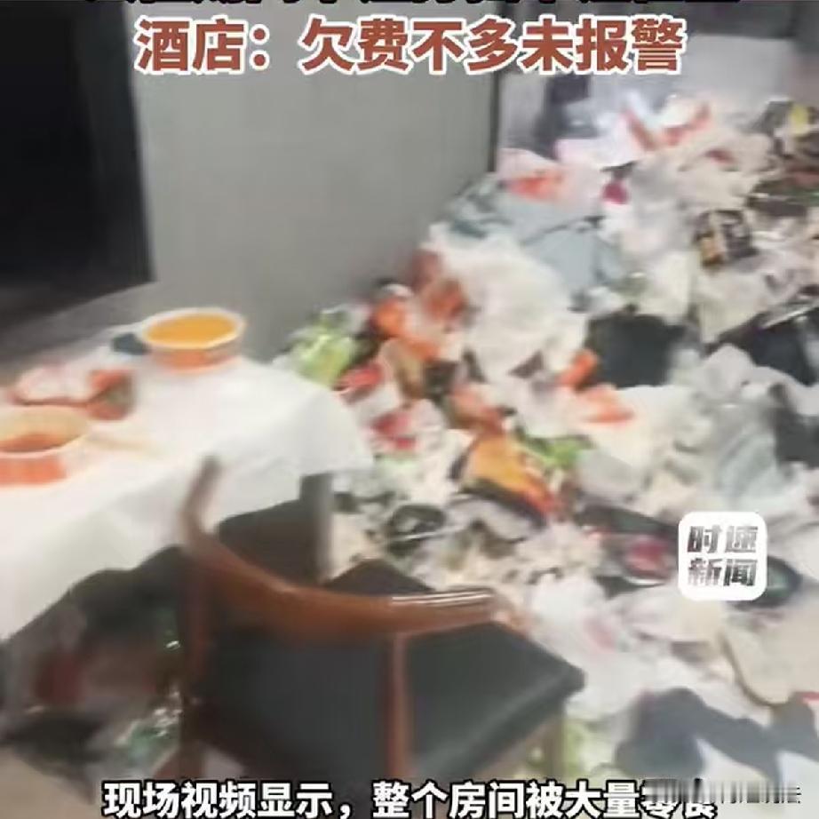 四川成都，一对00后小情侣感情好的很，为了每天能腻歪就去酒店里长期同居，私密生活