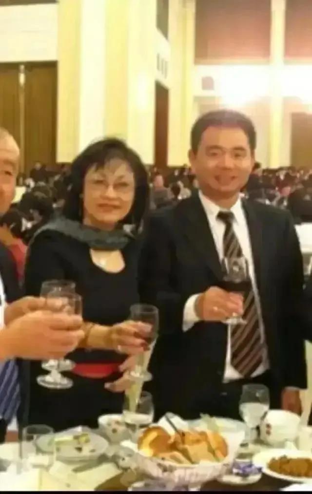 海迪姐姐已经站起来了吗？这真是奇迹！这也是大好事。
记得八十年代初，全国人民掀起
