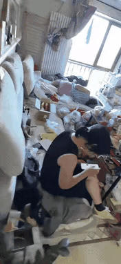 这个家，物品摆放错落有致，屋间过道清晰可见，一家四口各安其所！