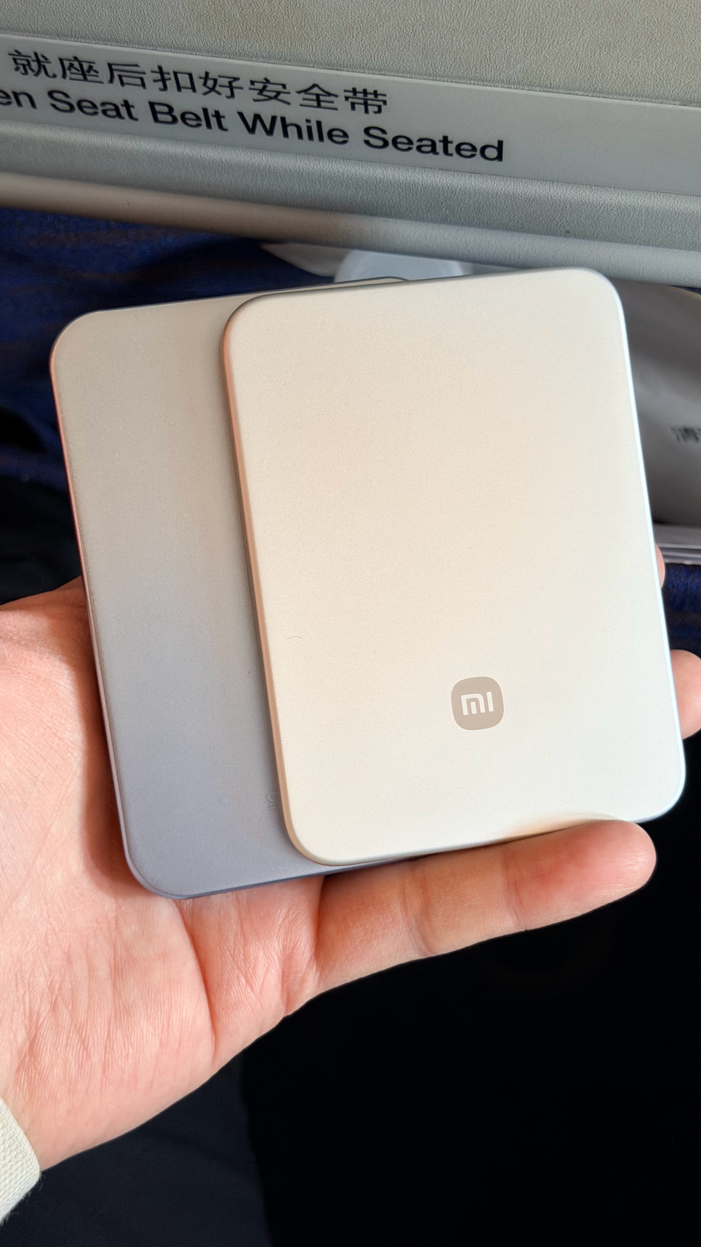 现在天冷了出门带两个磁吸充电宝足矣虽然充电没那么快 会发一点热但是充电方式优雅且