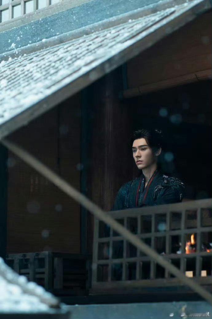 龚俊工作室审美 太懂苏暮雨！《暗河传》雪天面具剧照冷冽带感，光影衬刺客氛围，构图