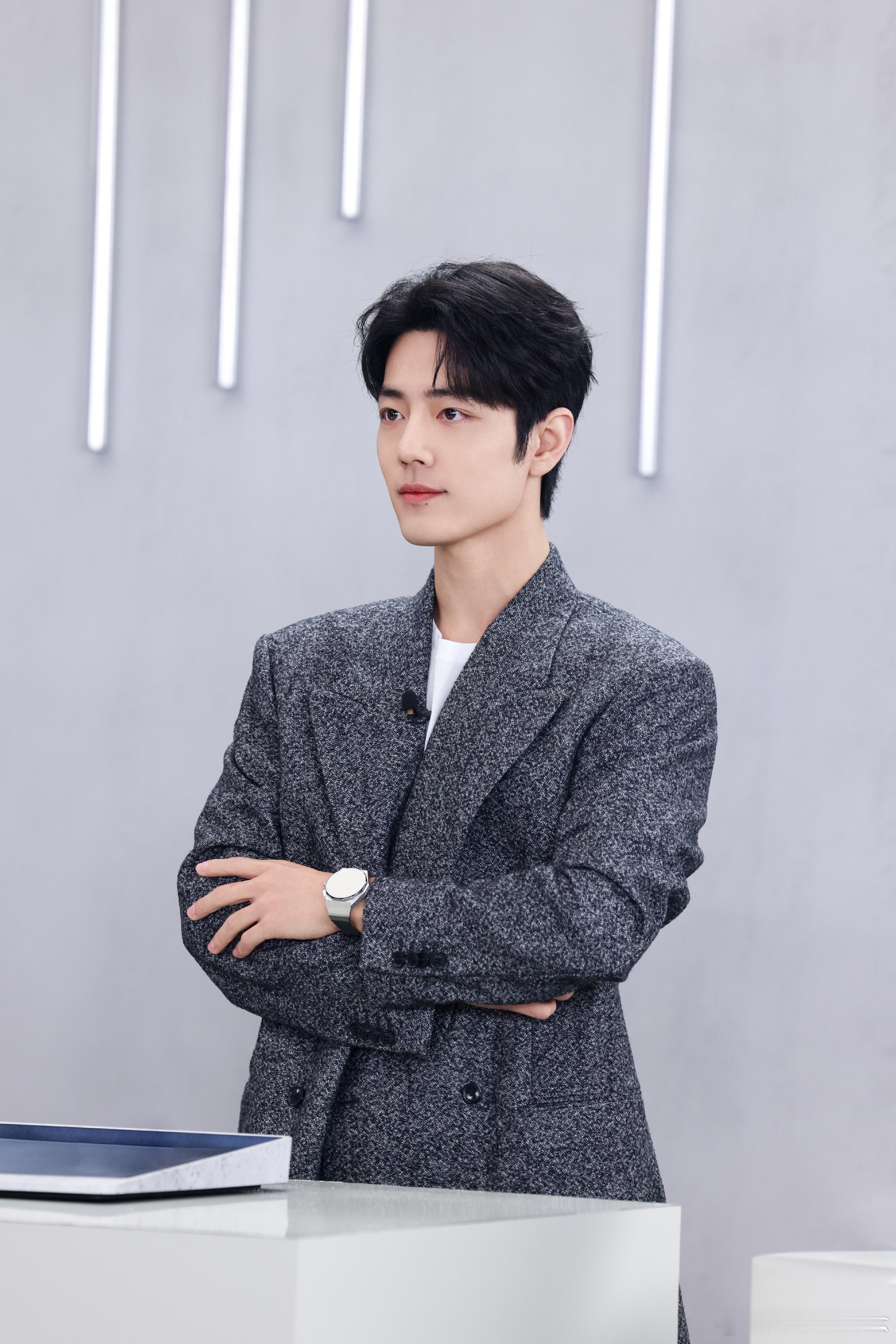 #肖战直播出图# 今日份商务型男肖总已上线[举手]一如既往的帅，直播状态满分！“