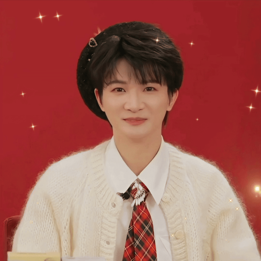 周深   周深无实物摸马给自己整笑了 【圈宝和米说下午好】冰河忽破云槎，声溅千峰