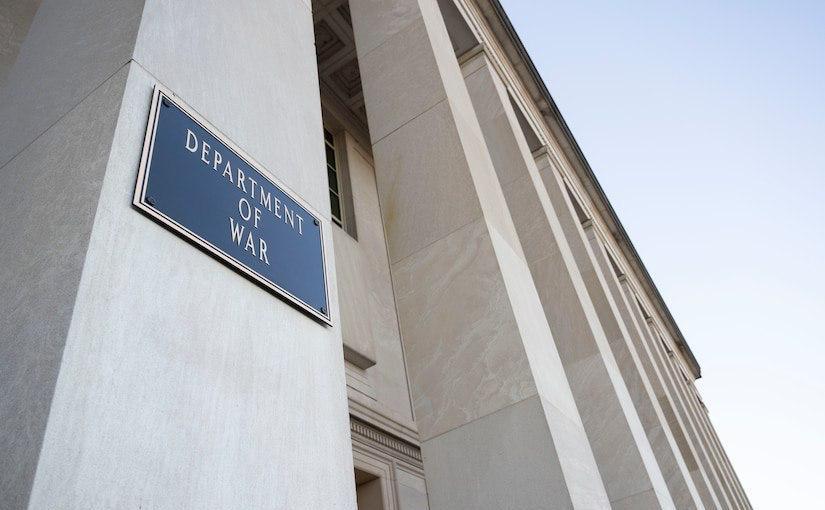 【五角大楼悬挂重27公斤新命名部门标牌】五角大楼建筑上悬挂超过70年的旧青桐标牌