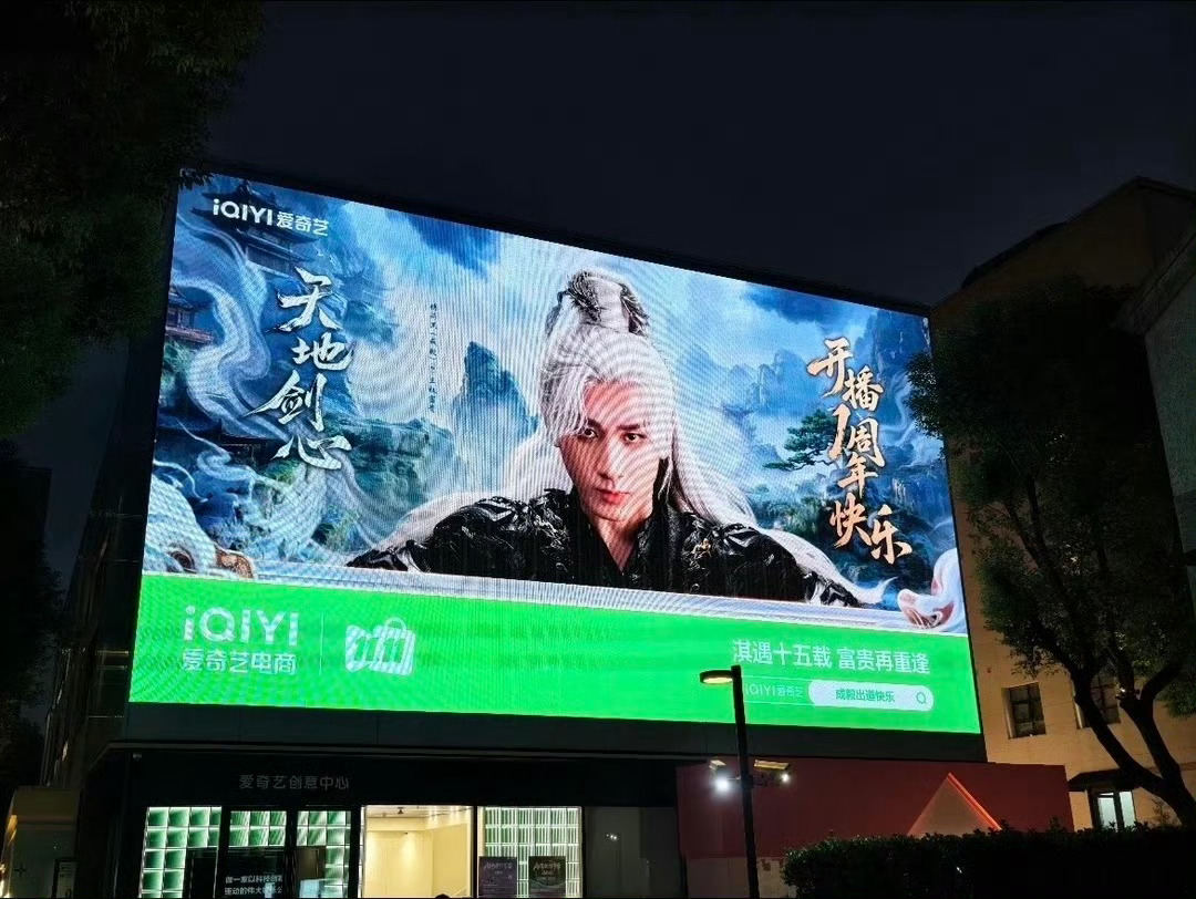有的人在开播一周年连富贵少爷的鞋底位都不配出现了[柯基][柯基][柯基] ​​​