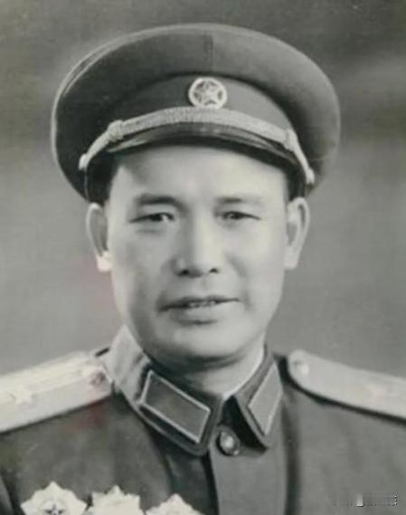 1946年，解放军为投诚的2000土匪设宴接风。席间，匪首脱下大衣，顺手挂到墙上