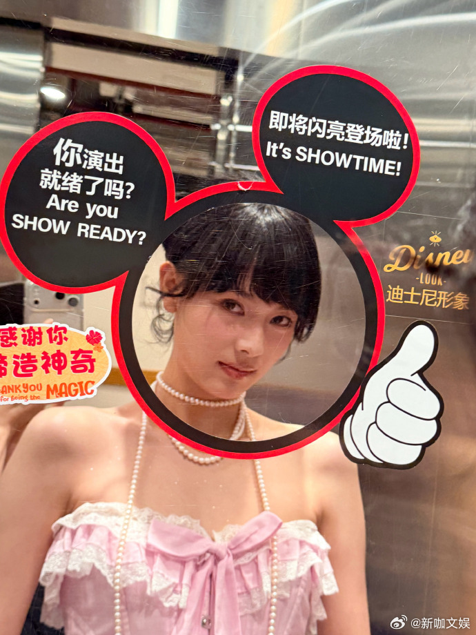 赵佳丽一整个美到挪不开眼赵佳丽live图状态  十周年庆典氛围感拉满，赵佳丽沉浸