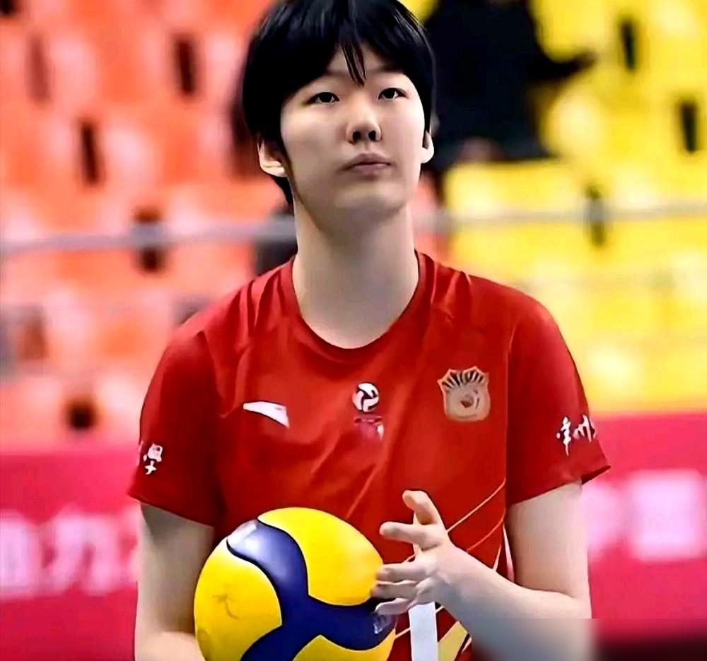 忘了那份米兰合同吧。
我告诉你，真正焊死吴梦洁命运的，根本不是什么意甲豪门，而