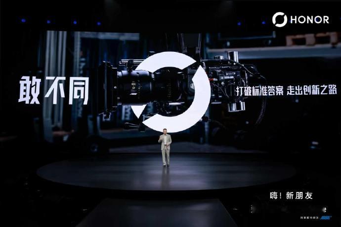 荣耀Robot Phone荣耀机器人手机荣耀发布会把云台机械臂直接塞进手机里，这