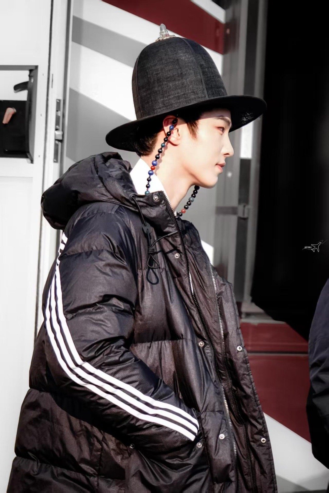 何与 横店明清宫苑走T台 何与的“宫苑T台秀”，是一场视觉与文化的双重享受。它让