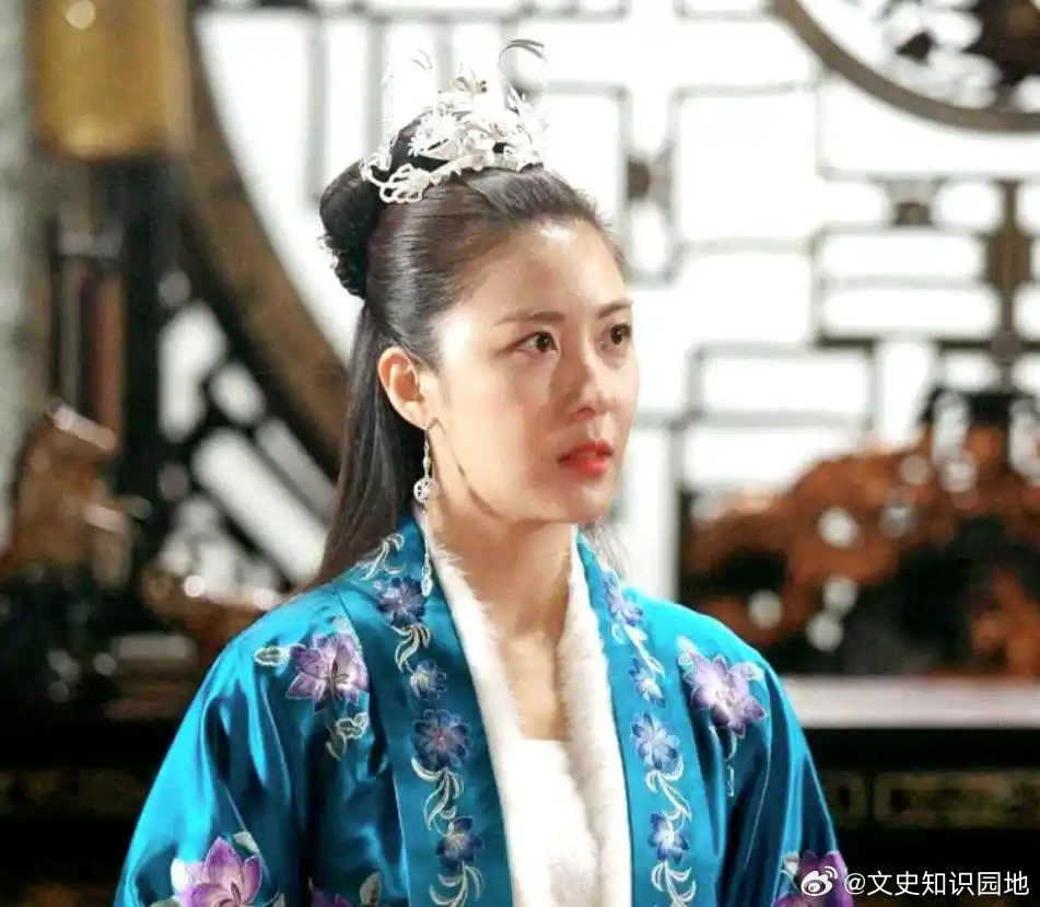 蓝玉大破北元后得意忘形，竟奸污北元王妃，王妃羞愤自杀，朱元璋得知后勃然大怒。自元