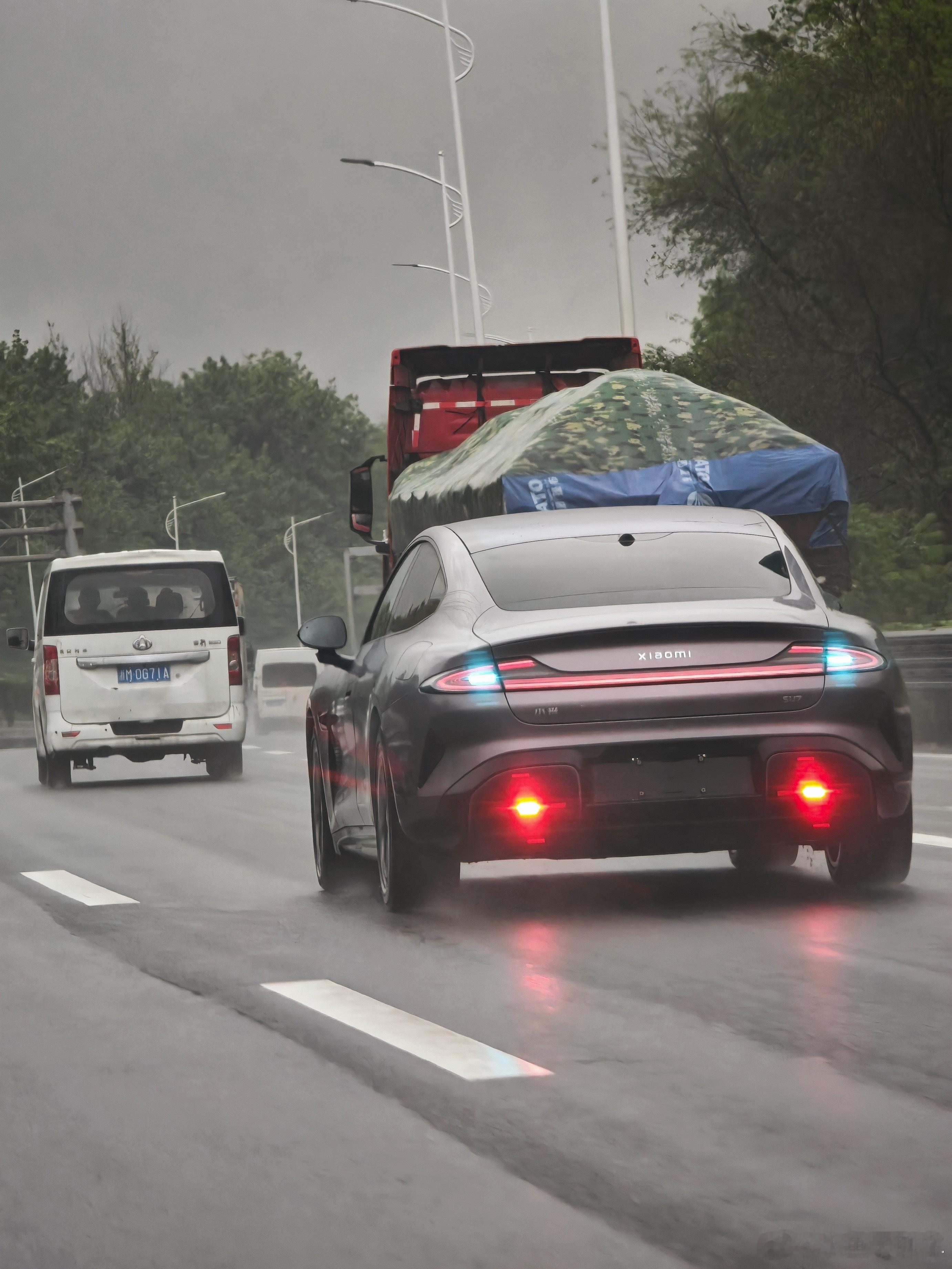 有点帅，这SU7屁股的质感小米汽车小米su7