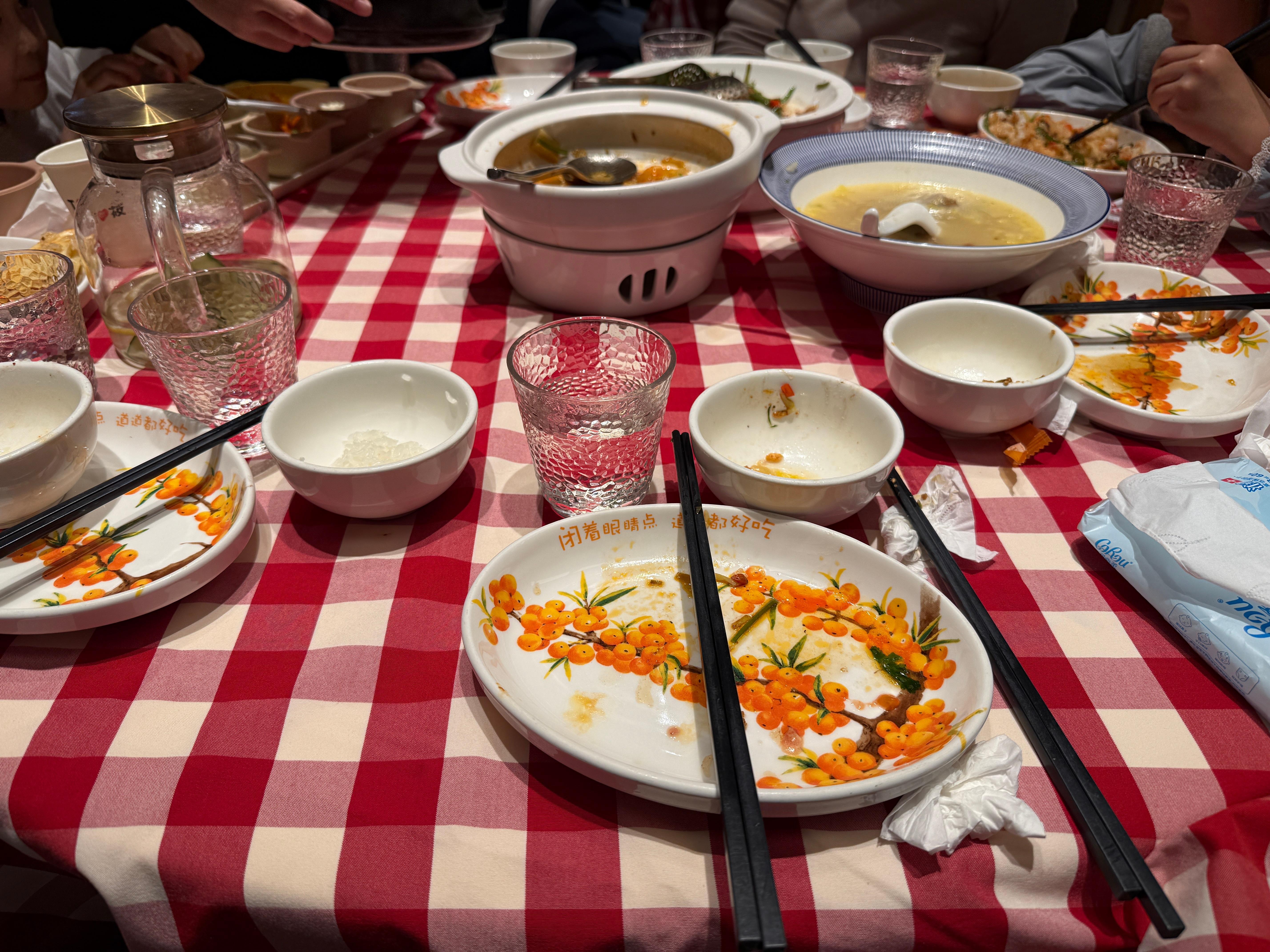 这个桌子上，左撇子占了50%我爸妈都不是左撇子，但是我跟我二姐是左撇子。我大姐和