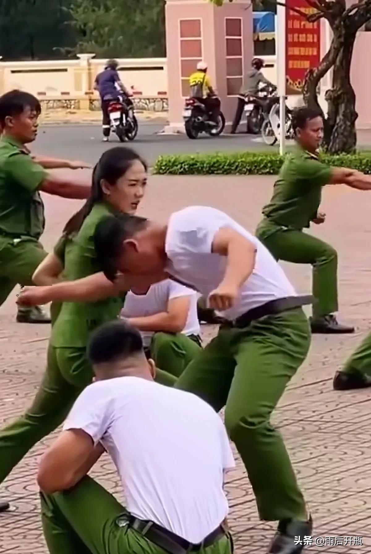保国大师“闪电五连鞭”，
越南女兵“掏心五步拳”。
可贺！马保国先生的武术精神在