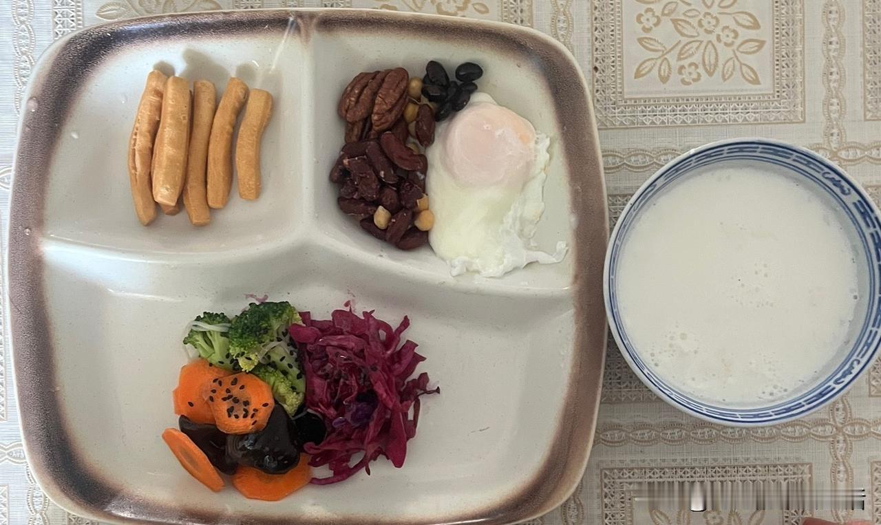 减脂控糖第五十天，今天体重又下降一点，虽然晚上还喝了奶茶，吃了奶酪，但是体重还是