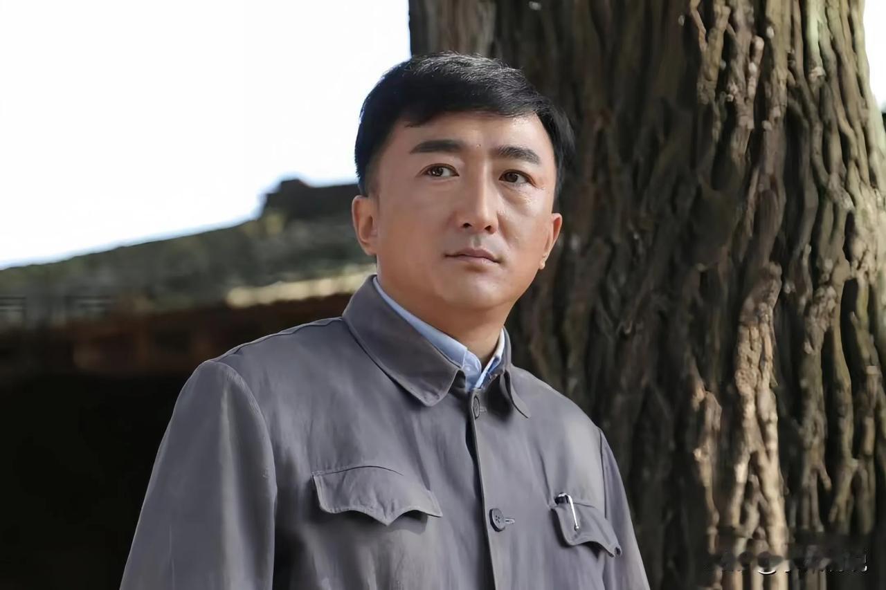 他曾是娱乐圈中的一颗璀璨明星，却因病发离世，将无尽的悲痛留给了妻子儿女。
这位明