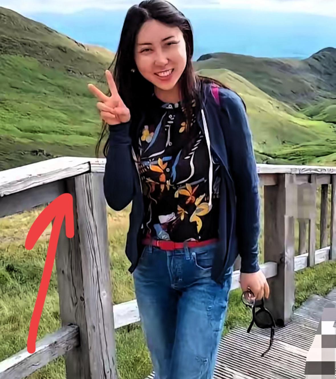 才女贾浅浅被撤销硕士学位后。
​贾平凹伤不伤心，我不知道。
​但现在有一个人应该