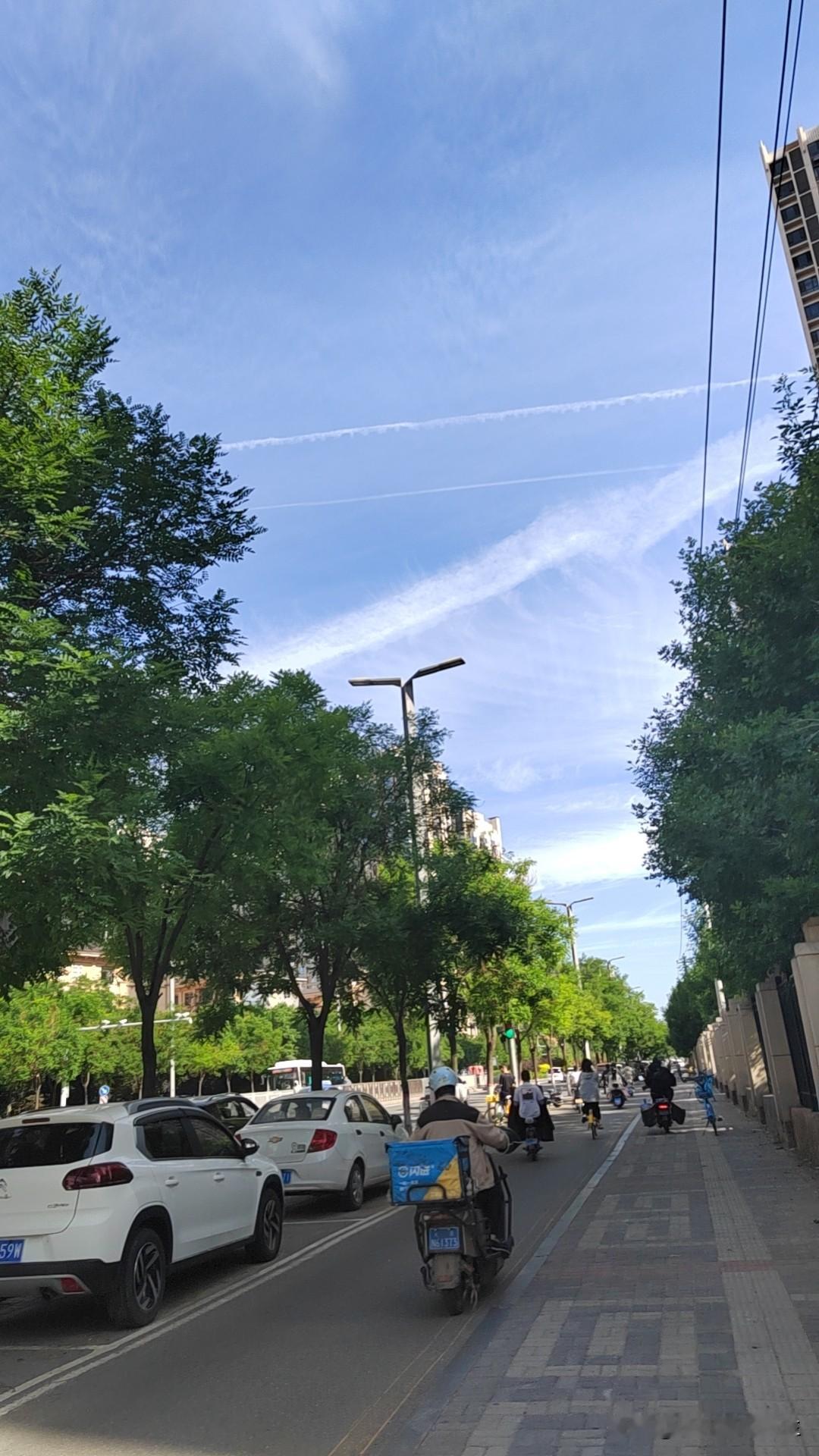 今天太原的天气真好
艳阳天晴空万里
生物钟习惯了
这个点儿醒了
起床吧
怎么能辜