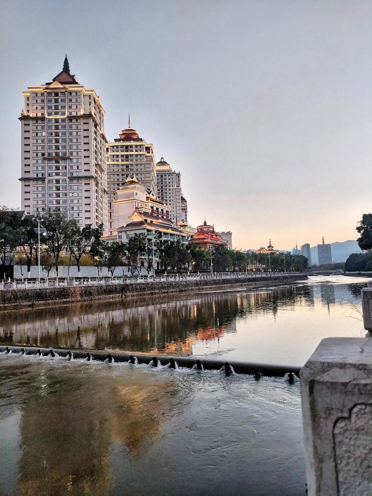 楼阁临水映，烟波入画来。抬眼望去，那楼阁就那样静静地伫立在水边，仿佛一位遗世独立