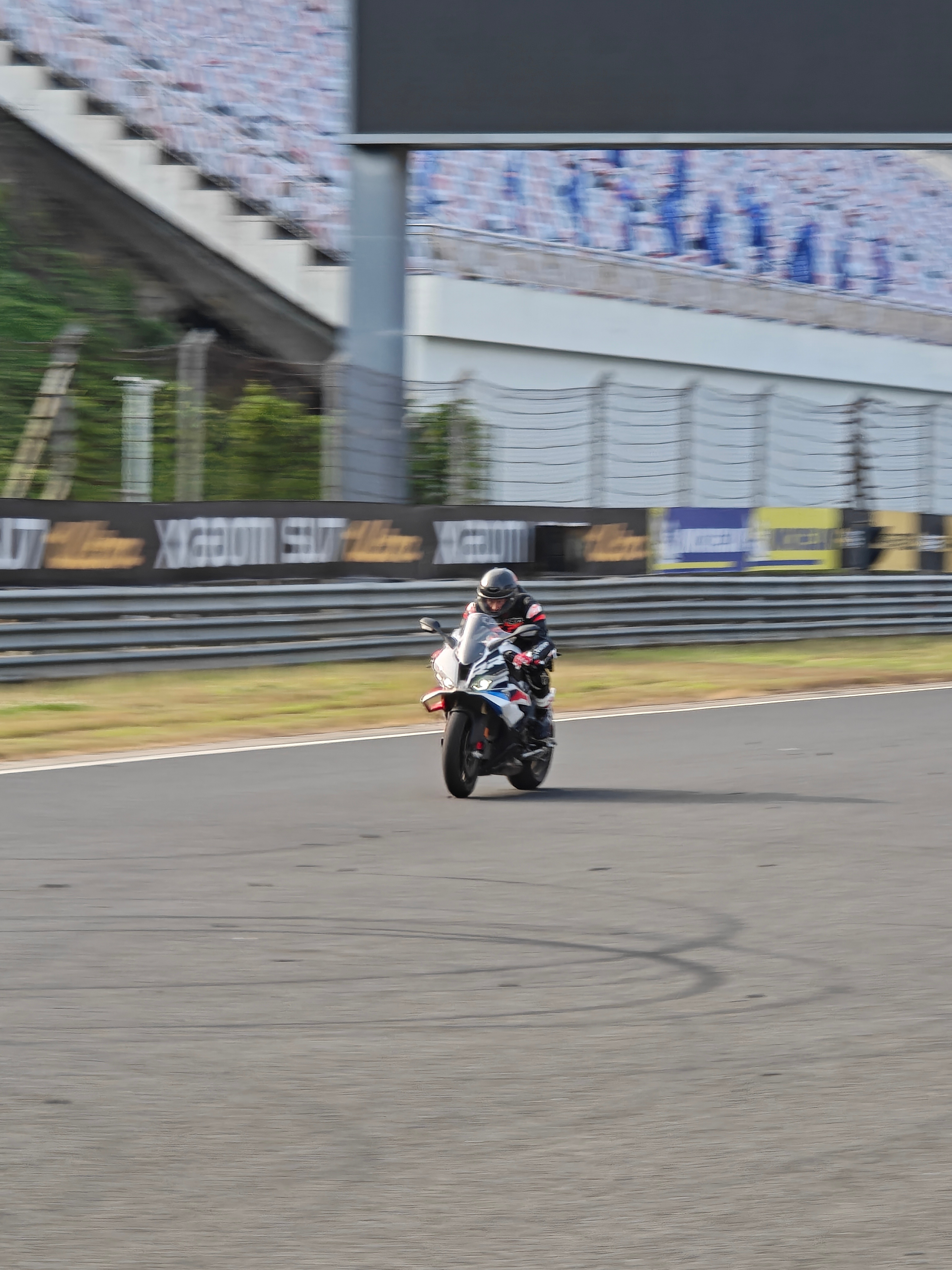 又猛又稳！新BMW S1000 RR 骑完了。这次升级都是实实在在的功能：鲨鱼腮