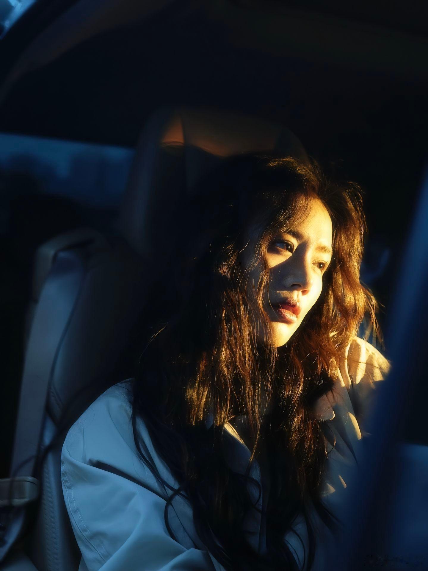 马思纯镜头里的松弛感马思纯的松弛感真的刻在骨子里！不管是神情还是姿态，都自然得恰