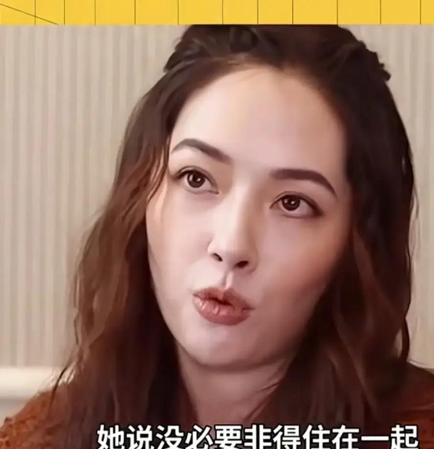 郭碧婷自爆“分居式婚姻”，评论区瞬间炸锅！
 
她一句话总结：每天让娃跟爸视频就