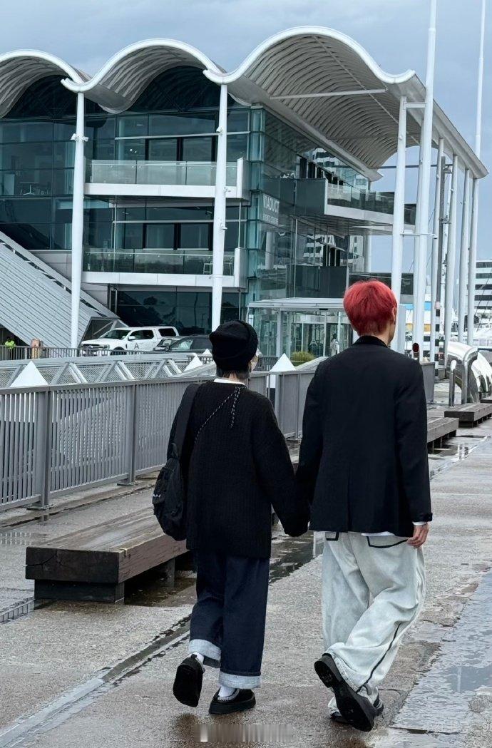 在奥克兰偶遇杨丞琳李荣浩有网友在奥克兰偶遇俩人牵手逛街，路人说杨丞琳本人特别漂亮