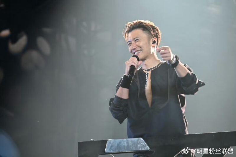 一抬头就吻上谢霆锋了谢霆锋深圳演唱会舞台设计真的爱了爱了！机械大摇臂一边一个，谢