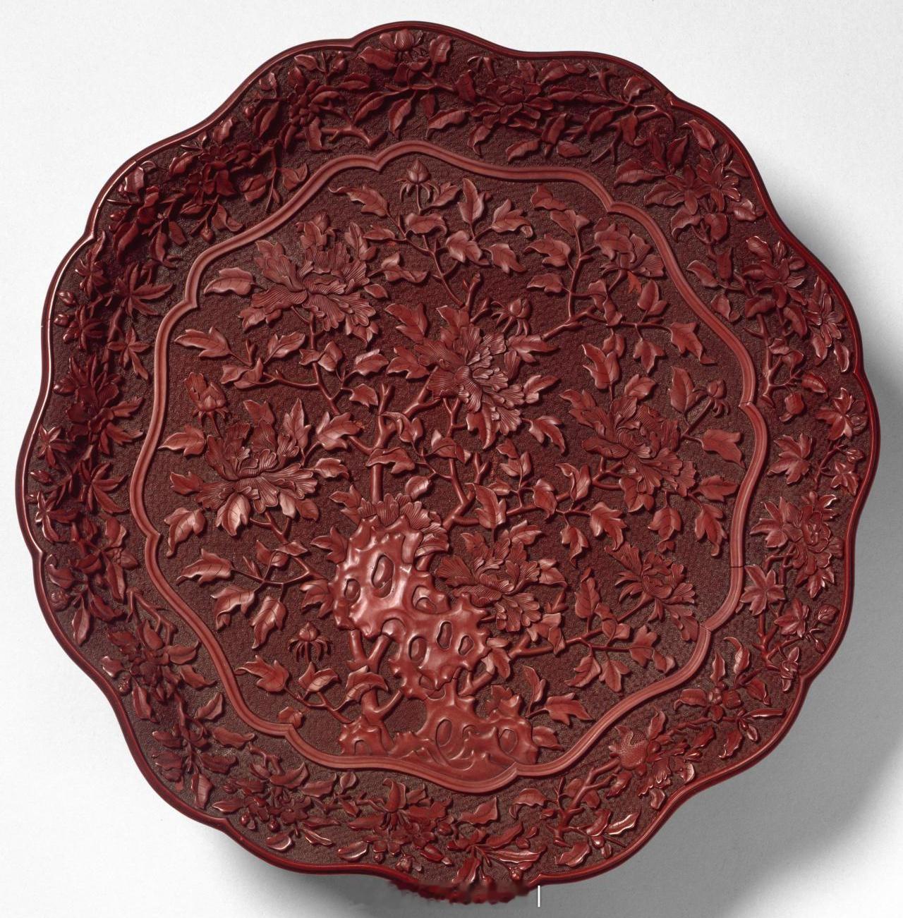 髹饰录 | 明十六世纪 剔红湖石牡丹纹盘尺寸：4.2 × 34.8 cm来源：澳