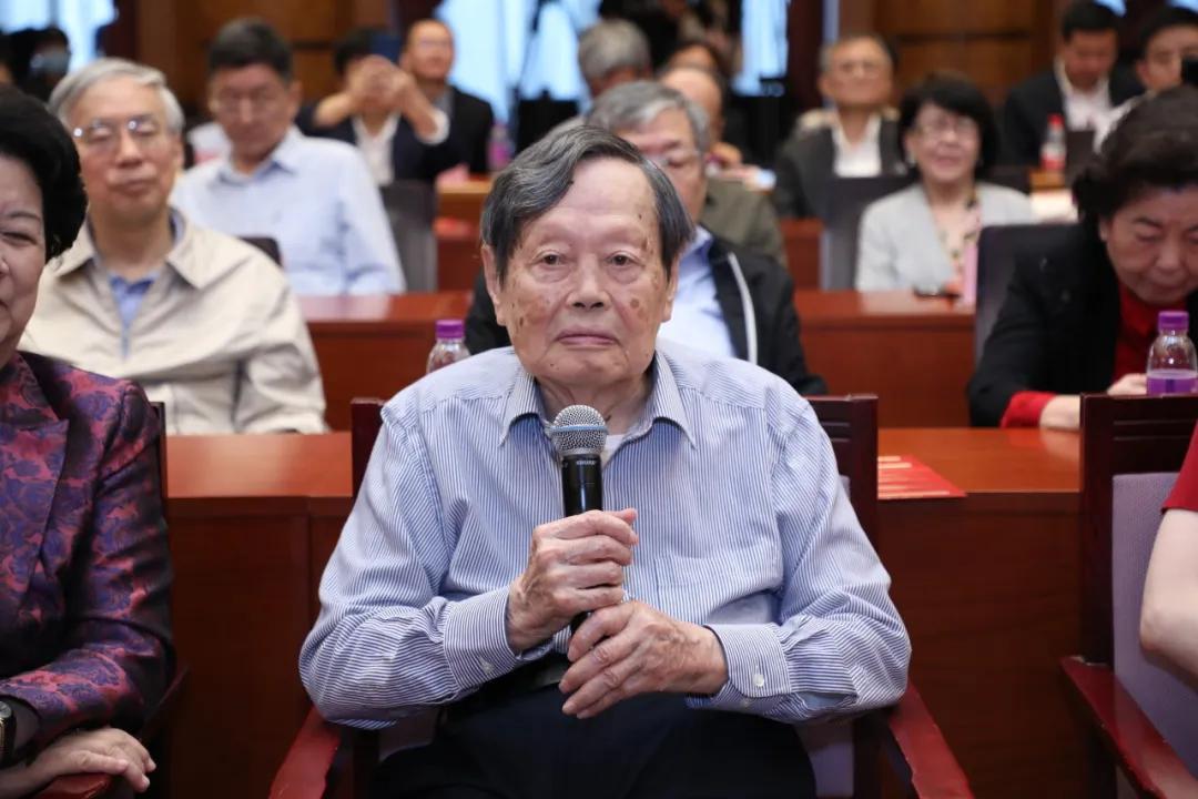 “一定要建，不建中国将落后30年！”2016年，杨振宁曾顶着骂名，极力反对花20
