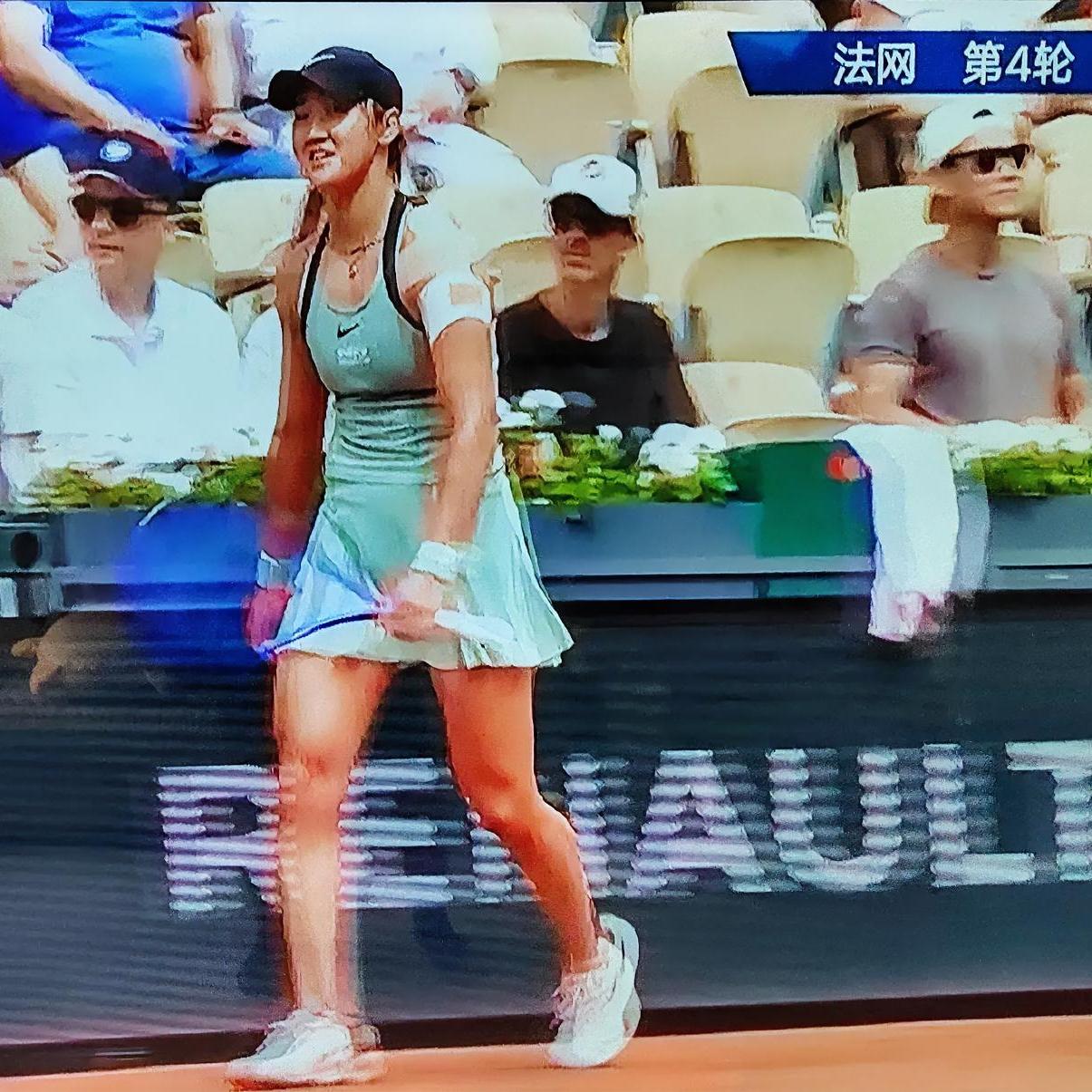 王曦雨的心态明显出了问题，法网第四轮对阵科斯蒂亚首盘比赛以3：6失利，主要因为非