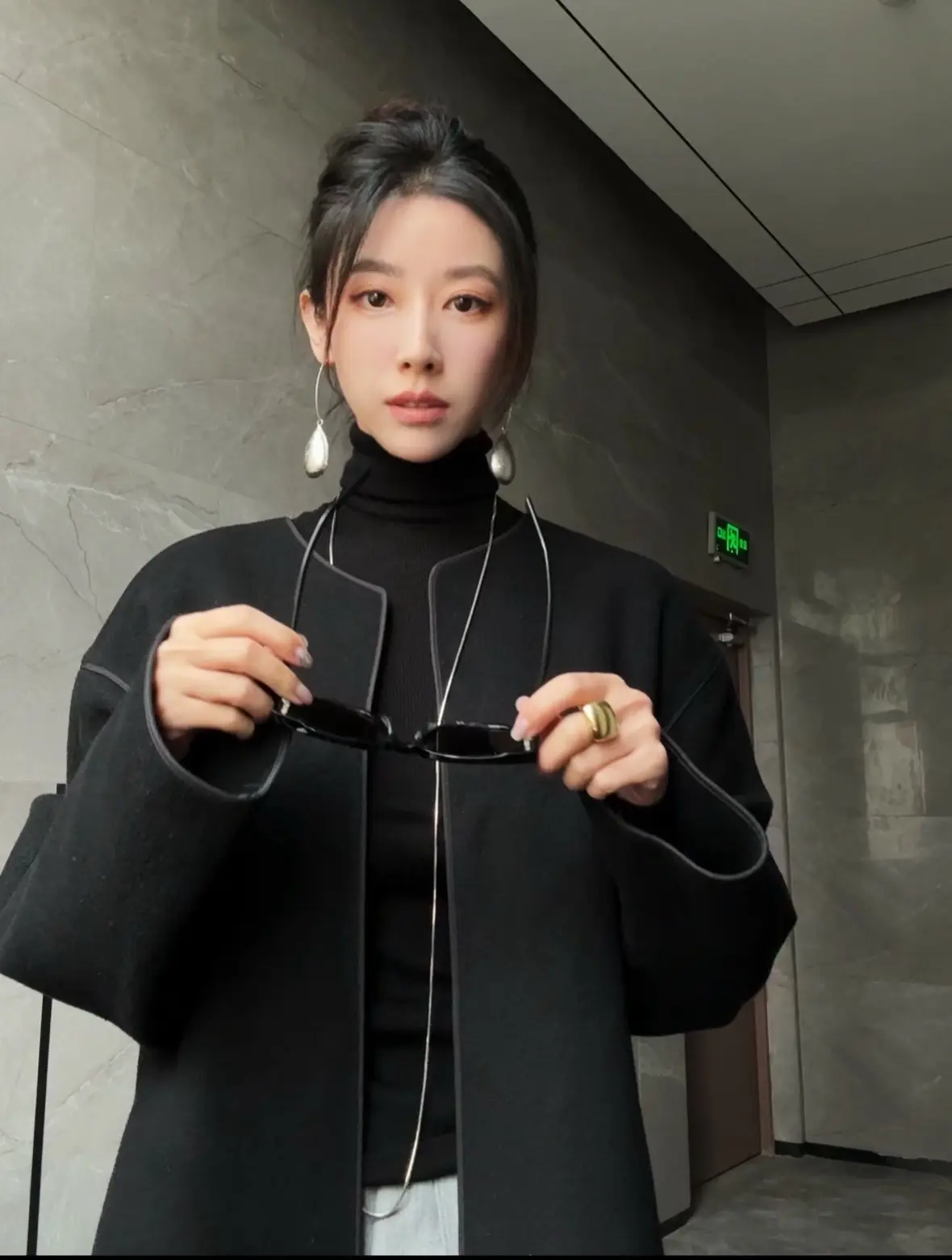 时髦精的冬日保暖穿搭 ootd穿搭 又酷又飒的秋冬ootd 黑色系 大衣控