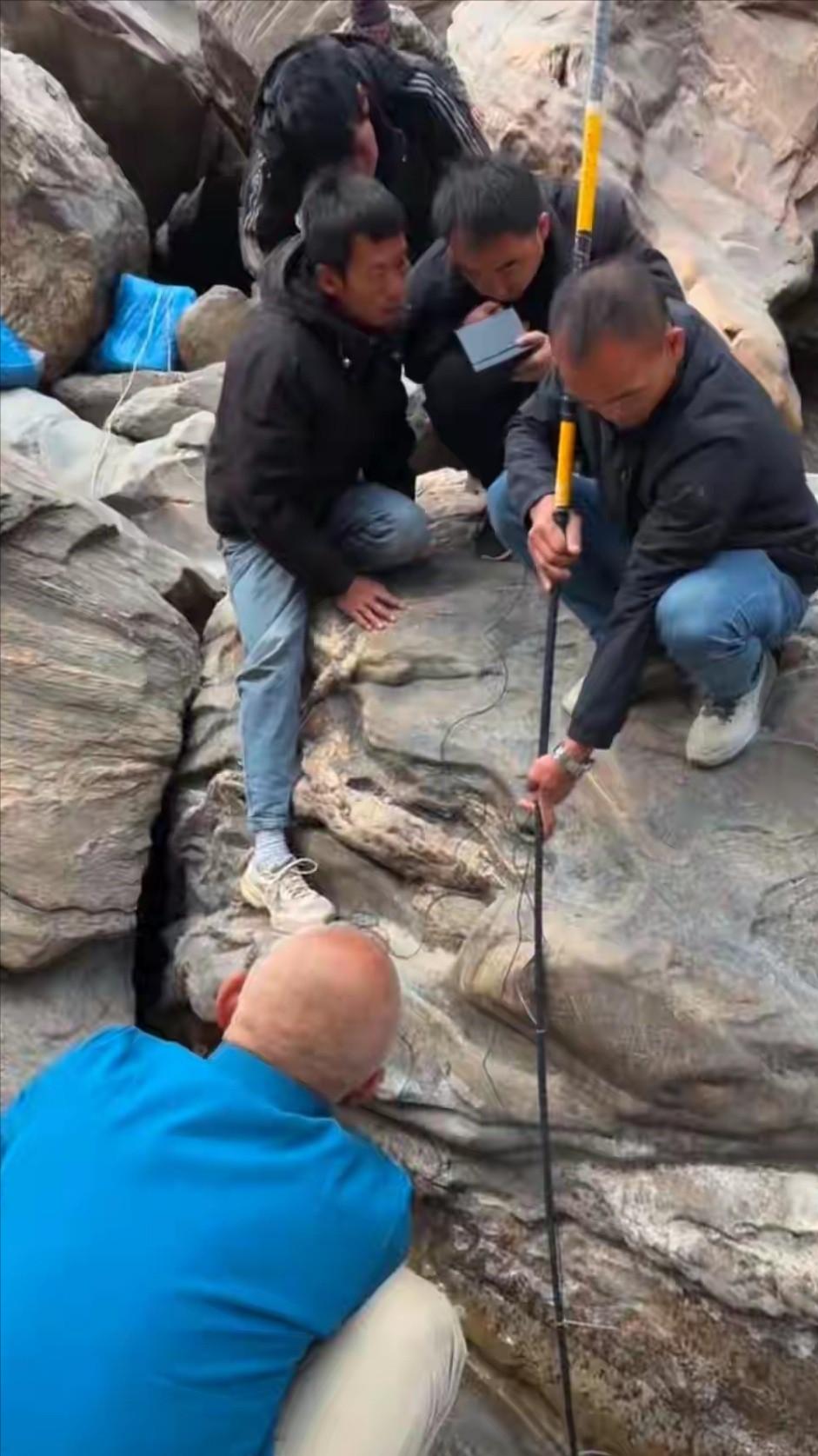 心疼！虎跳峡落水男子遗体找到了，家属却含泪放弃：不是不想带你回家，是真的捞不起来