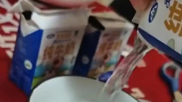 3月30日，消费者王先生遭遇糟心事，他收到的青海湖牌高原纯牛奶，倒出的竟是透明苦