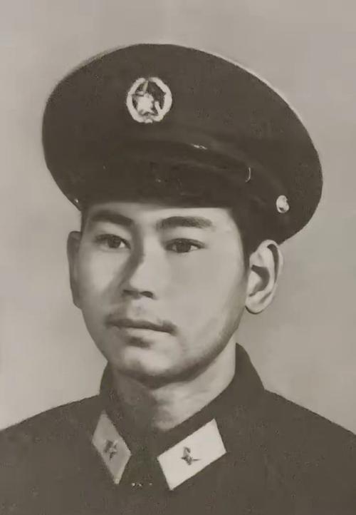 [太阳]1986年老山前线，我军战士李谋仁，被3个越军用石块打昏，拖往越方。
