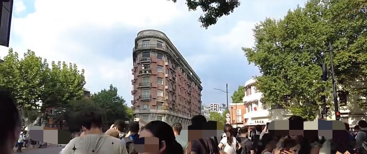 前阵子在上海待了小半个月，最直观的感受是这里的“分寸感”太舒服了。
早高峰挤10