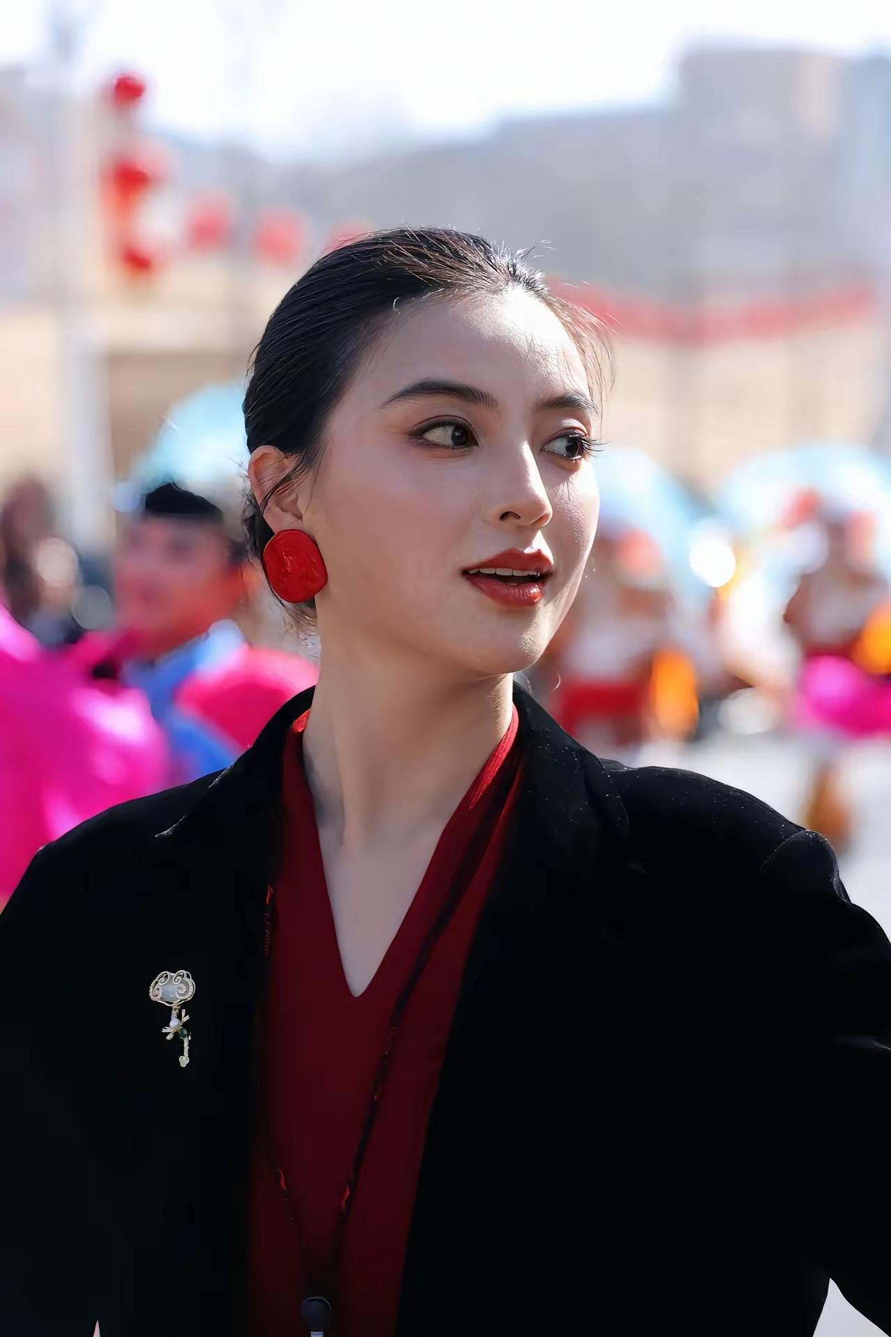 高梦瑶火了，米脂县也火了！

今天，陕西米脂县文旅局工作人员、米脂秧歌美女指挥高