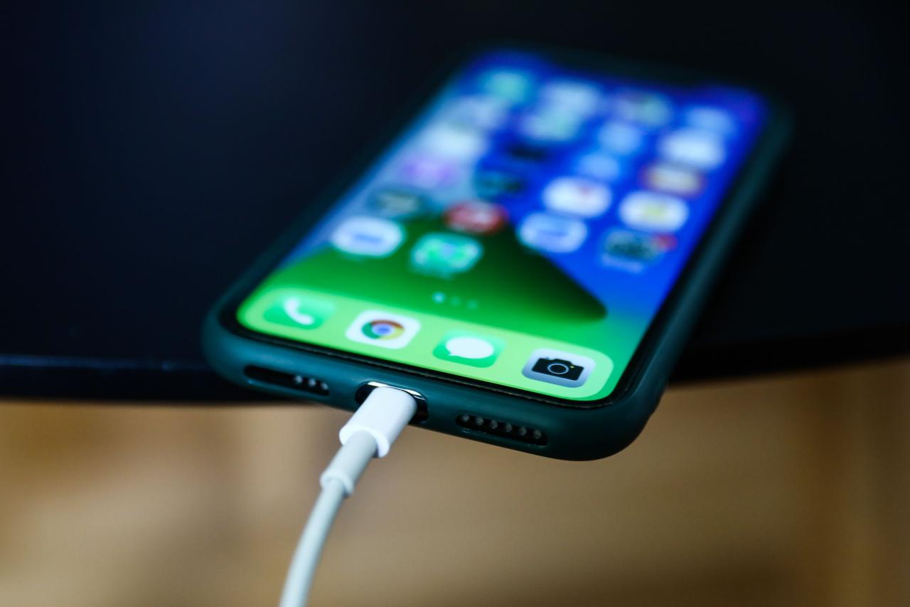 #iPhone充电切勿放枕头下#许多人习惯在睡觉的时候给苹果手机充电，还有人会把