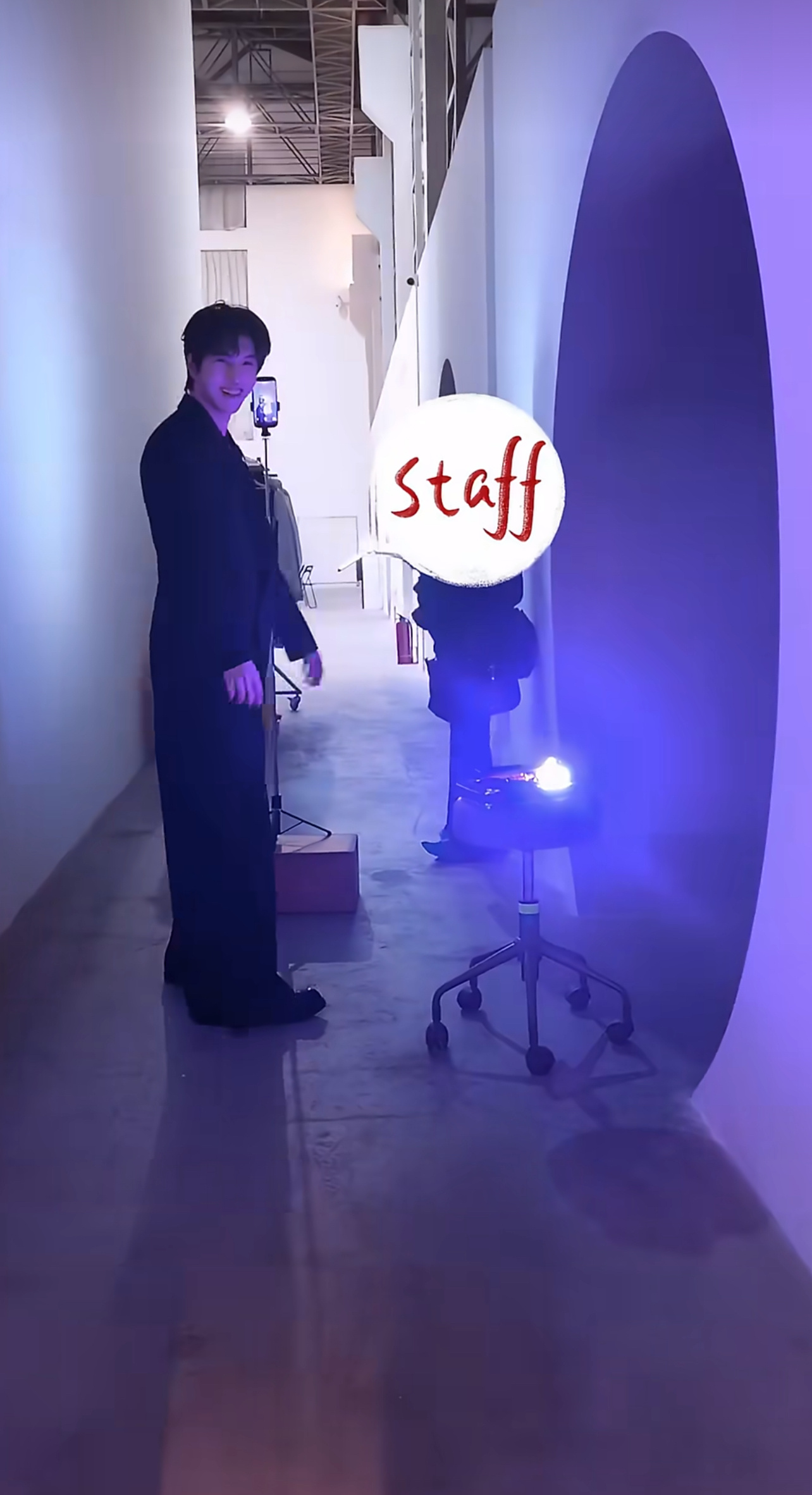 我孩子不是躲在这种莫名其妙的犄角旮旯就是在人来人往的休息室拍单人物料，有没有人来