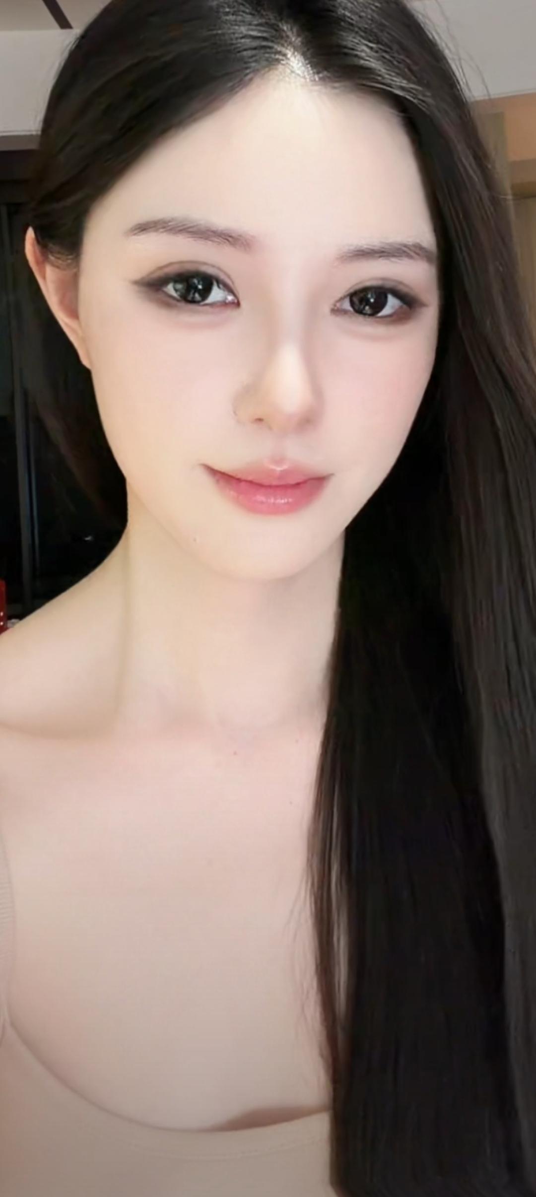这姑娘笑起来好甜啊！