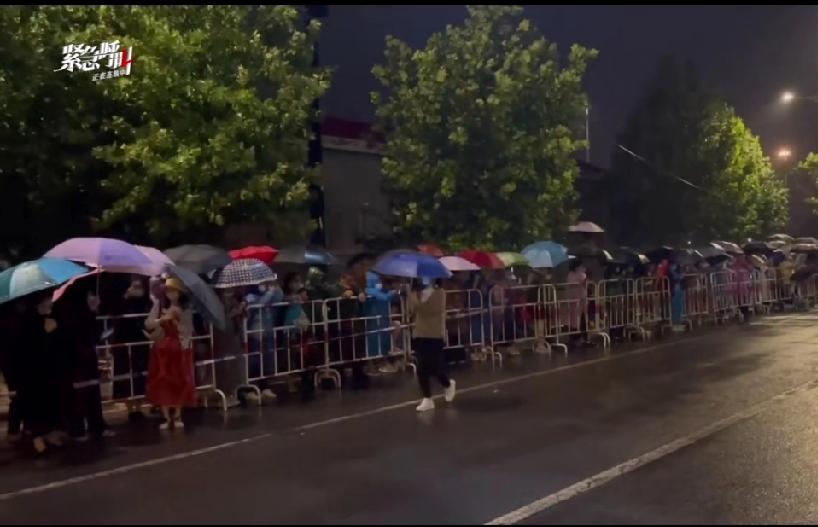一步走错，步步是错。一步走错，步步是坑。

话说一个小青年，在公园和一群老头下象