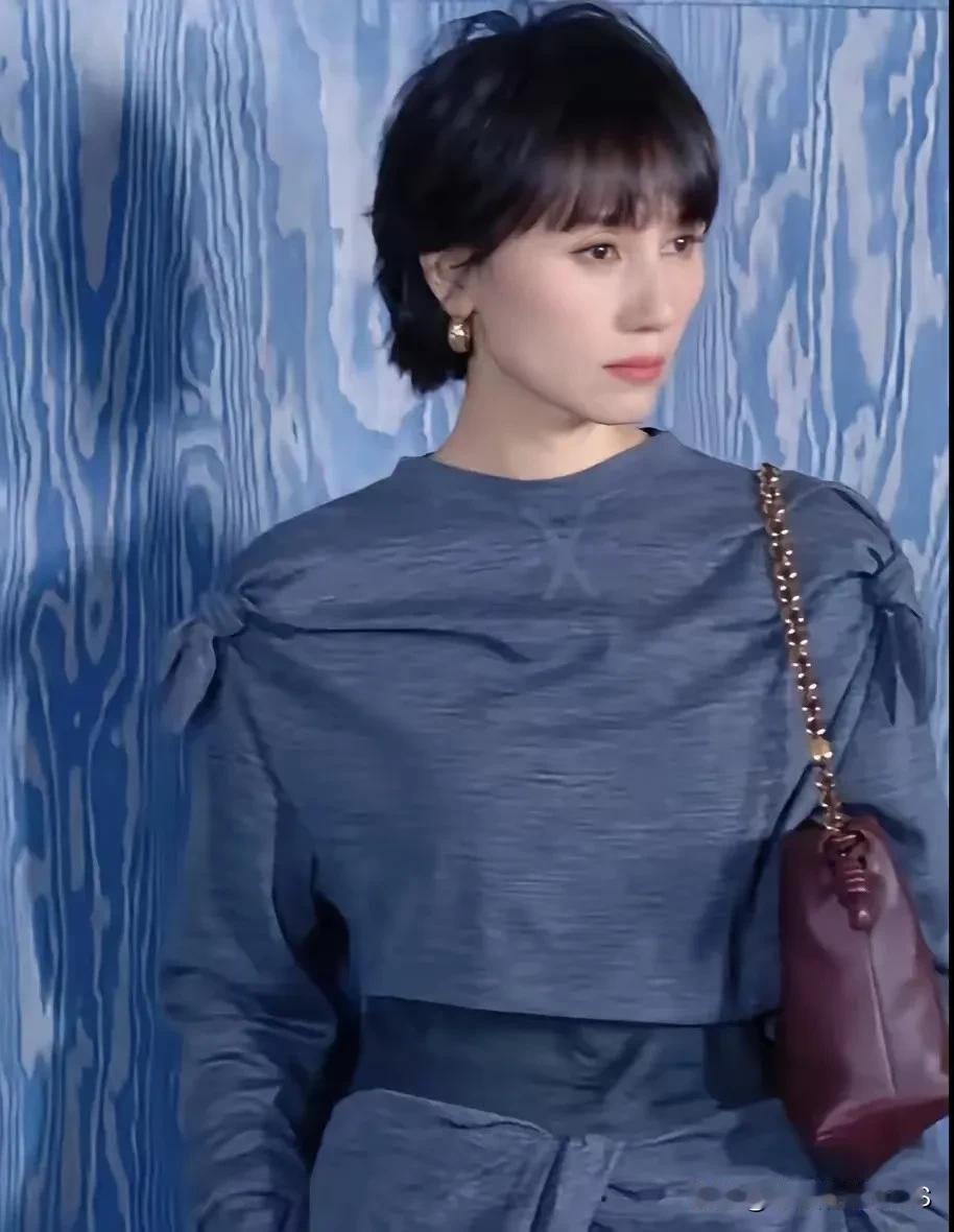她虽然不是那种一眼惊艳的美女，但她的气质和内涵却让人觉得她很特别。她的样子很耐看