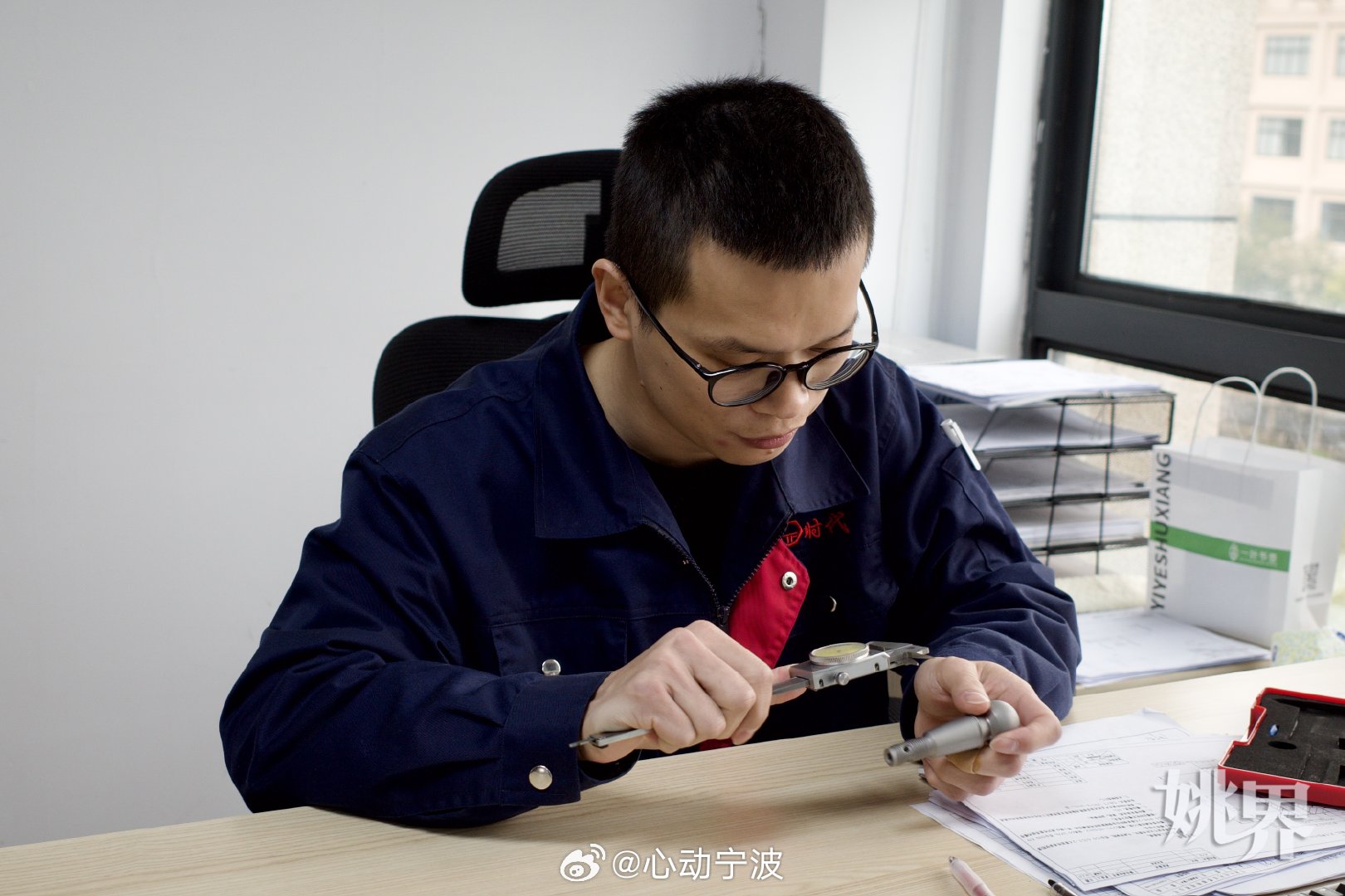 宁波工匠坚守27年用技术铸就硬核实力 宁波可可磁业副总工程师郭春锋，在烧结钕铁硼