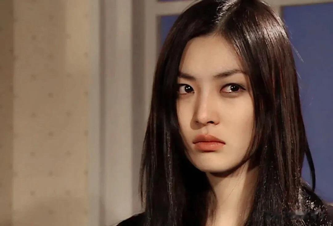 最近一段黎明和金素妍的视频火了，
那时的金素妍17岁，黎明31岁，两人拍摄短片。