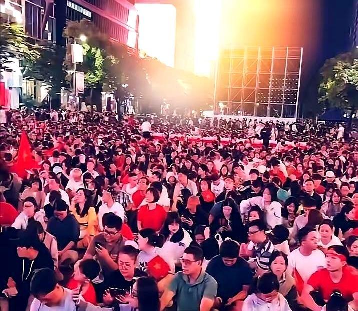 越南球迷的眼泪，我们流了太多年。
 
比赛前，胡志明市街头人山人海，大屏幕前全是