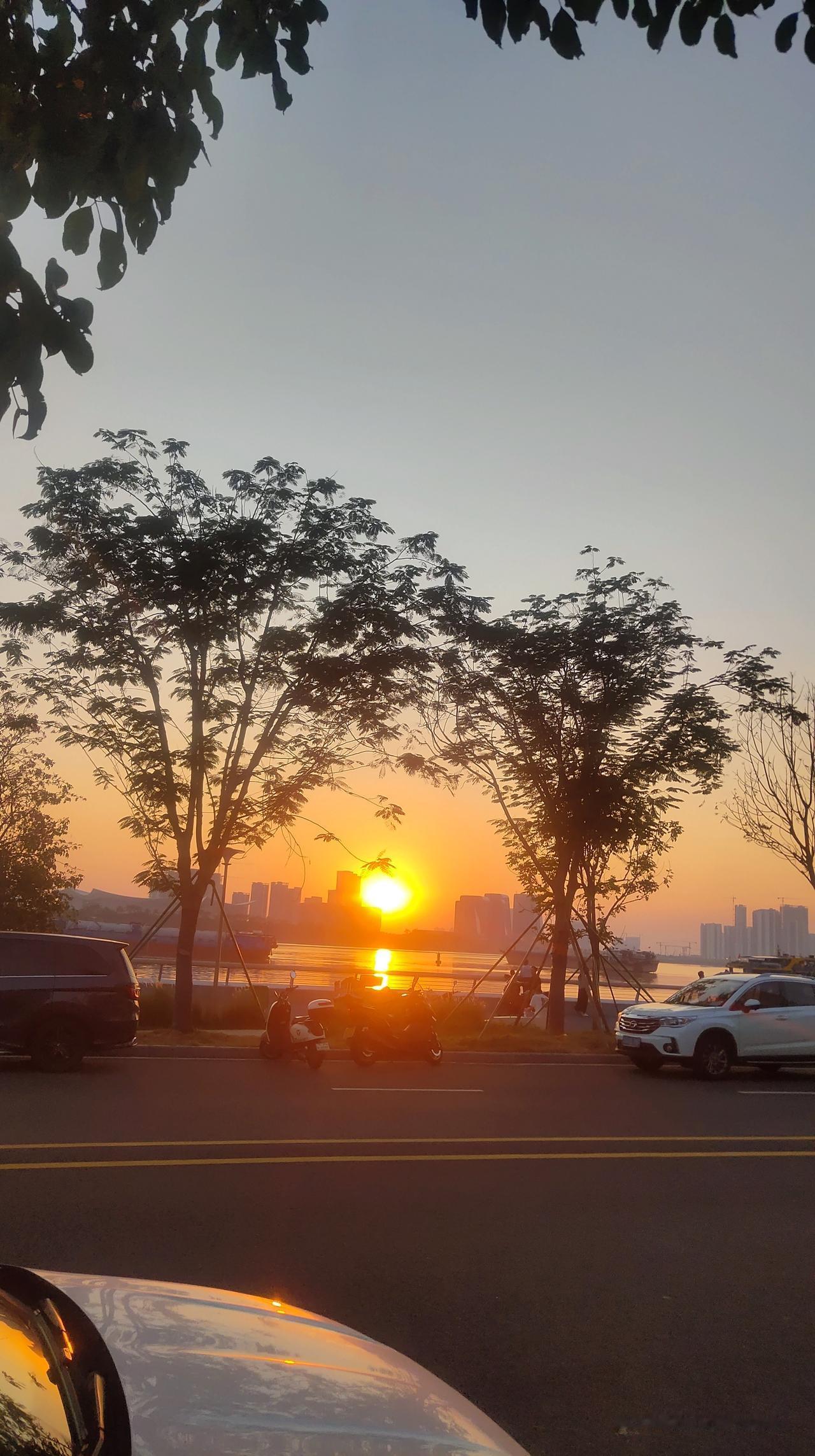 想象一下，当你终于放下那些所谓的“必须在意”的东西，你会发现，世界变得更加宽广。